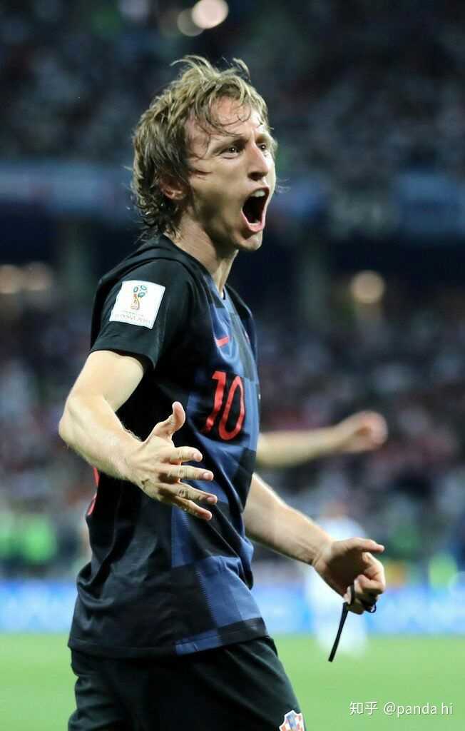 记者：谢维军在昨天的比赛中肋骨又裂了